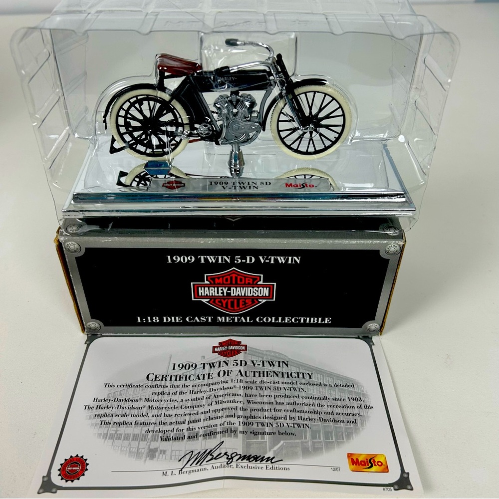 1909 TWIN  5-D   V-TWIN 1:18 DIE CAST METAL COLLECTIBLE